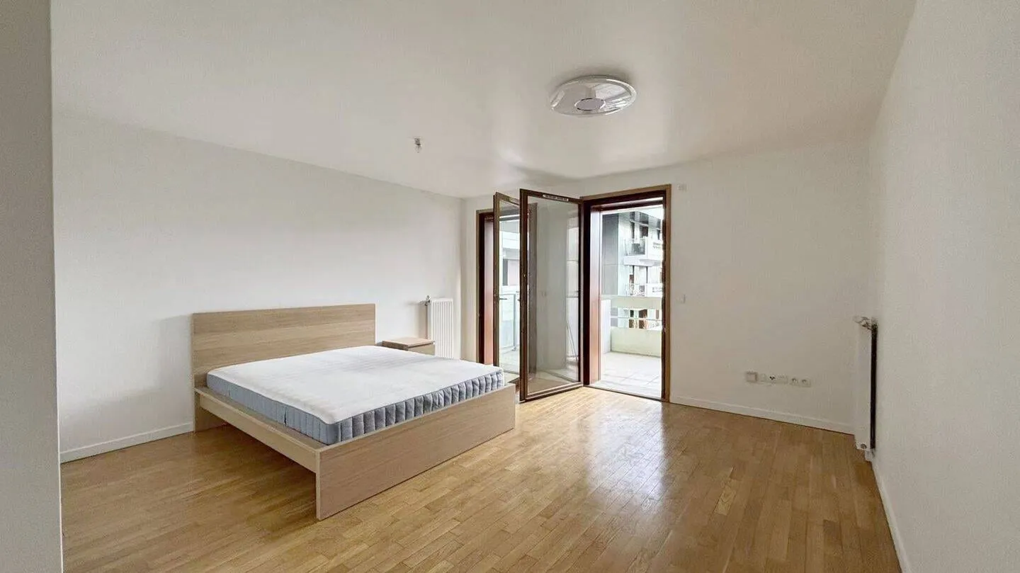 Pièce de vie avec parquet et couchage
