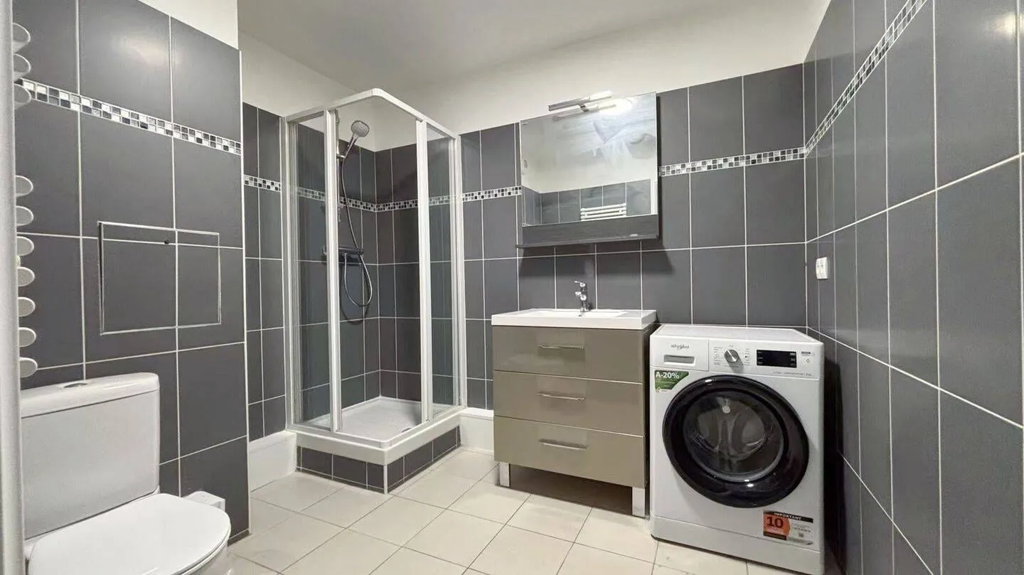 Salle d'eau avec vasque et lave-linge