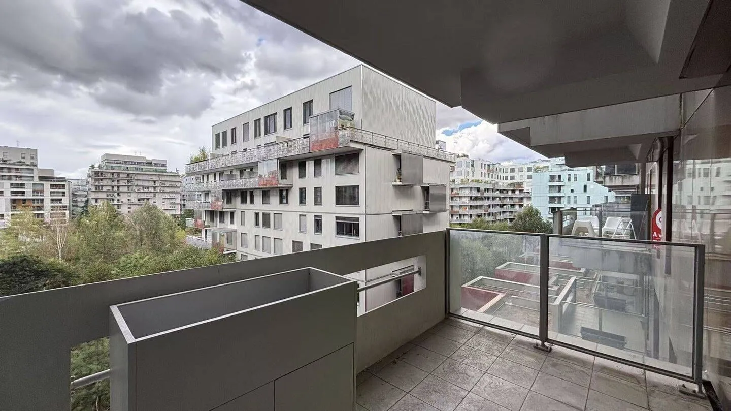 Balcon avec vue sur le quartier