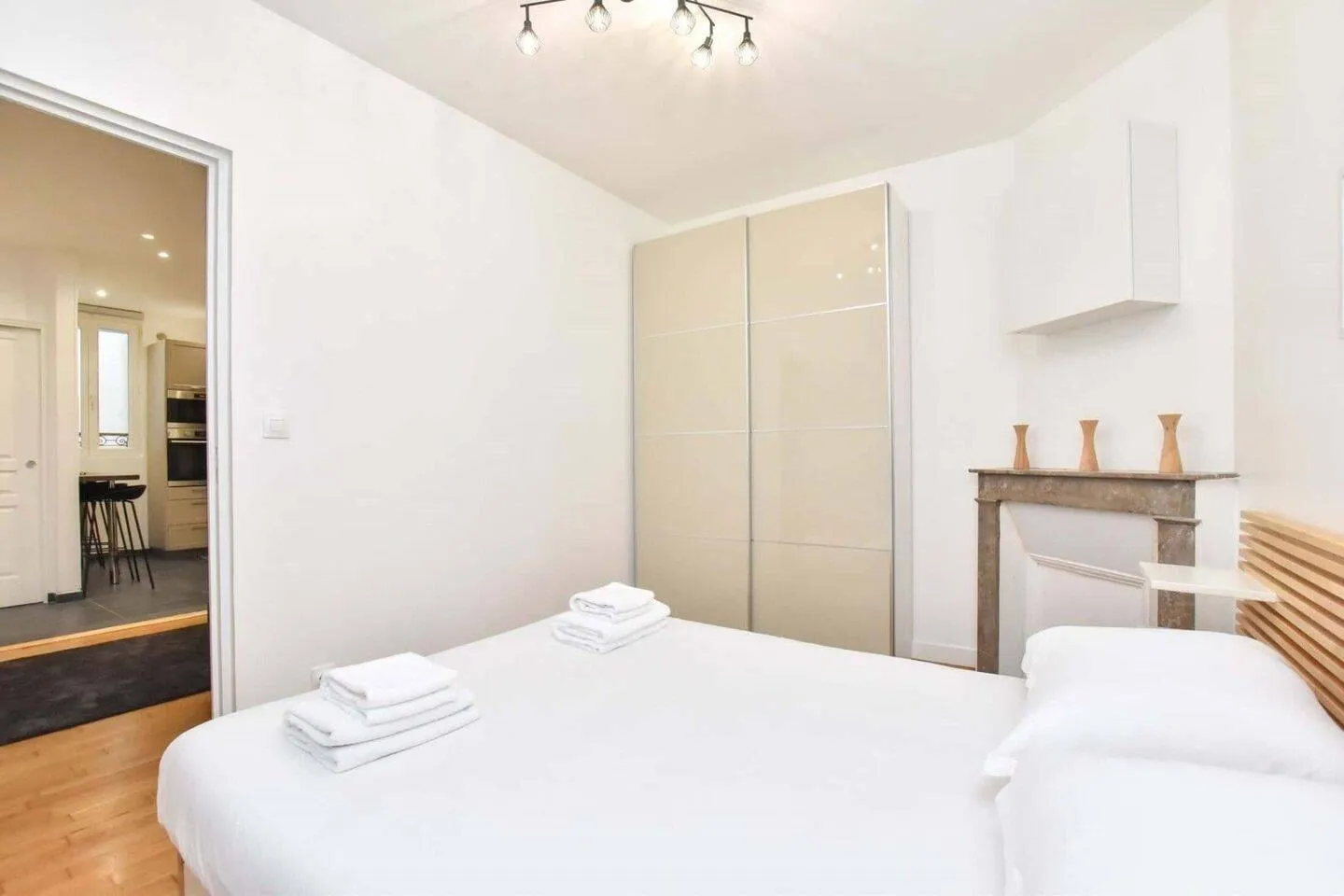 Chambre avec lit double et rangements