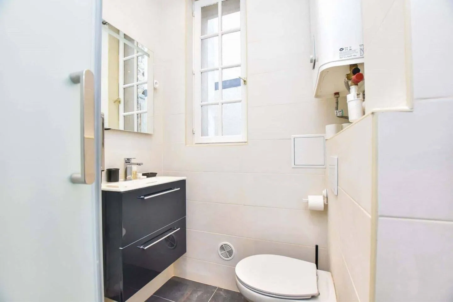 Salle d'eau avec vasque et WC