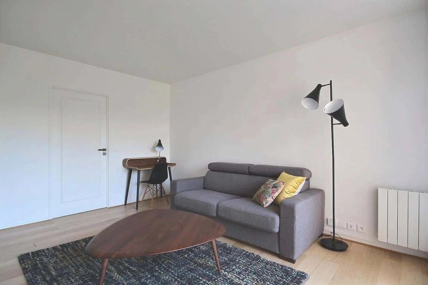 Pièce de vie avec canapé et radiateur
