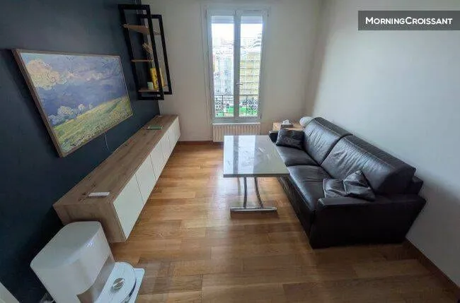 Séjour avec canapé et coin bureau
