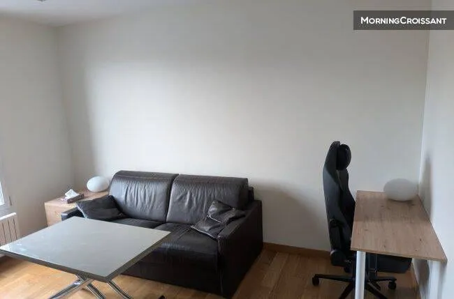 Espace bureau avec chaise ergonomique