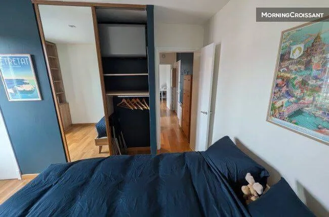 Chambre avec lit double et rangements