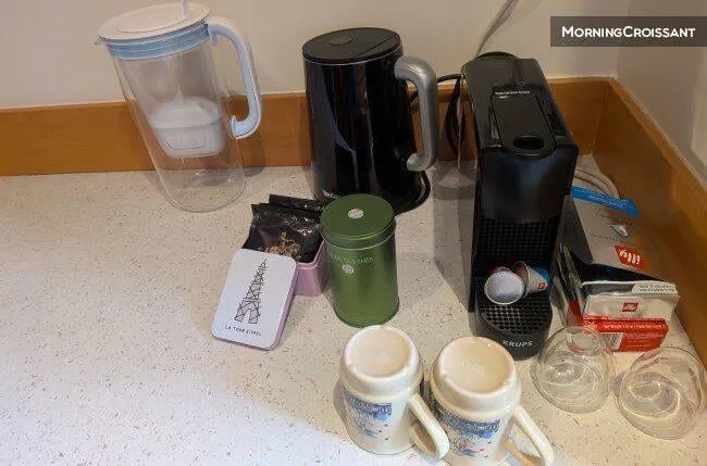 Détail de la cuisine avec machine à café