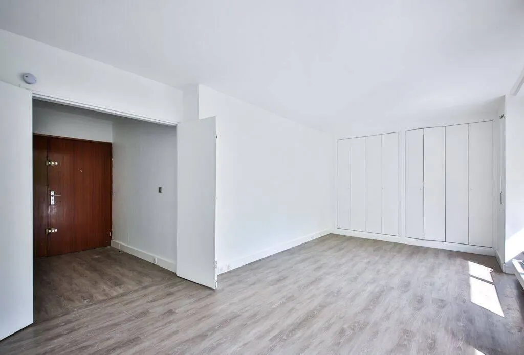 Séjour et porte d'entrée de l'appartement