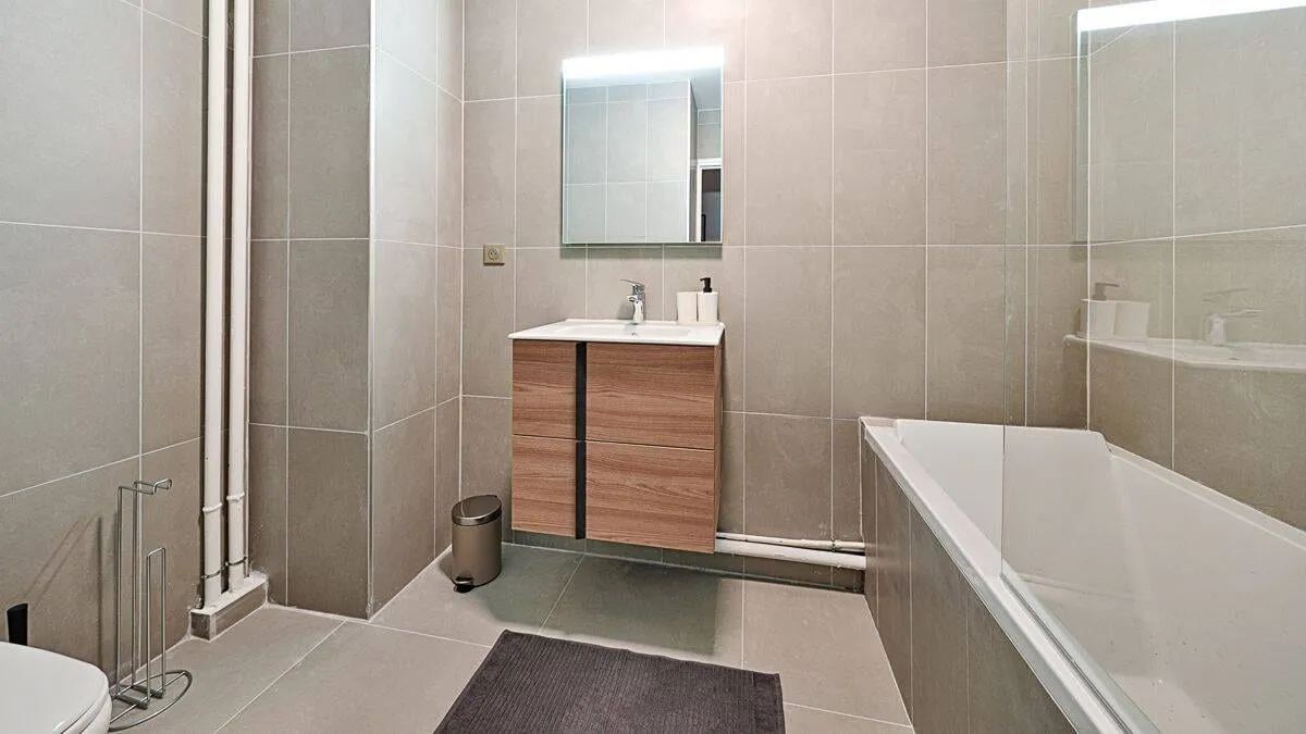 Salle de bains avec baignoire et vasque