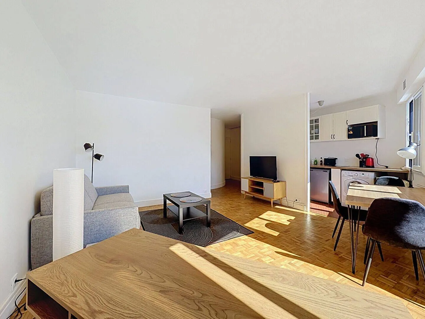 Séjour avec canapé et parquet
