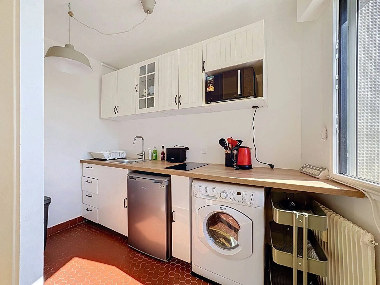 Cuisine équipée avec micro-ondes et lave-linge