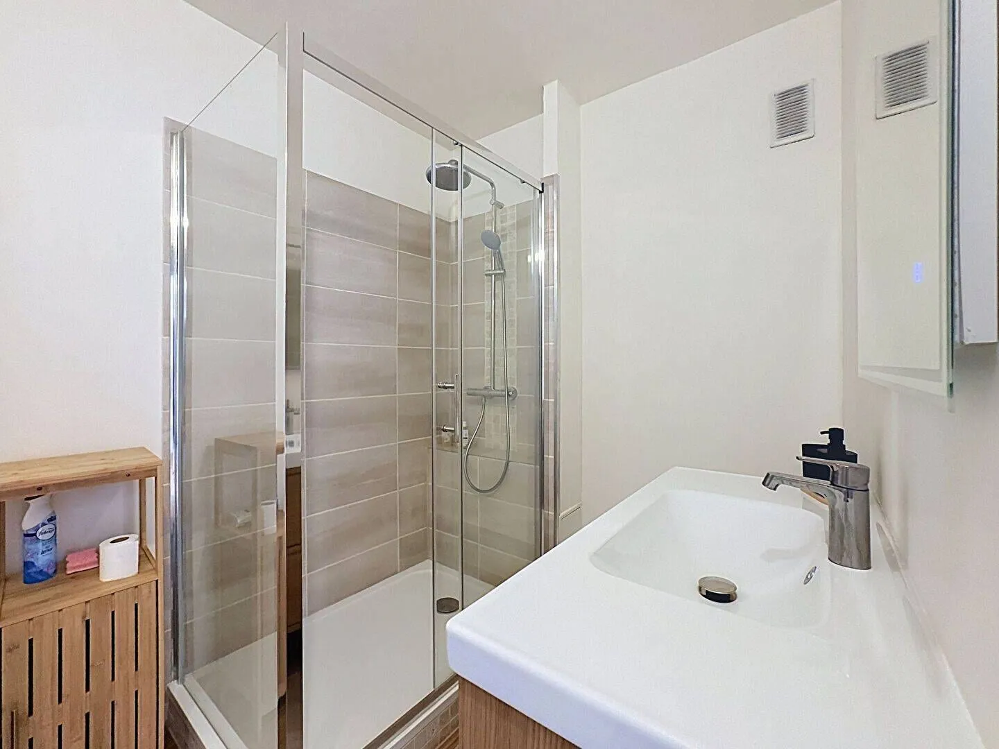 Salle de douche avec vasque et paroi vitrée
