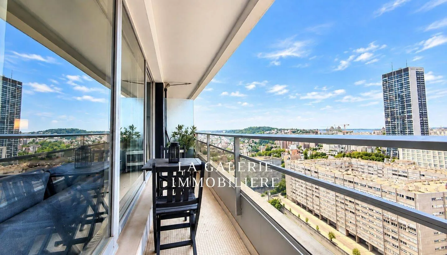 Balcon avec vue panoramique sur l'ouest parisien