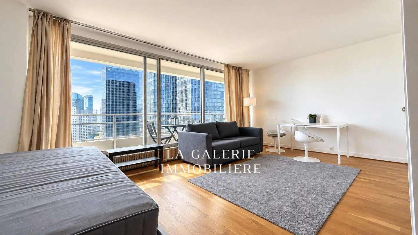 Pièce principale avec couchage et grande baie vitrée