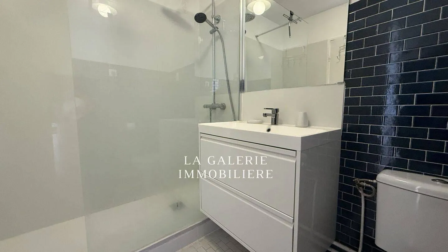 Salle d'eau avec paroi vitrée