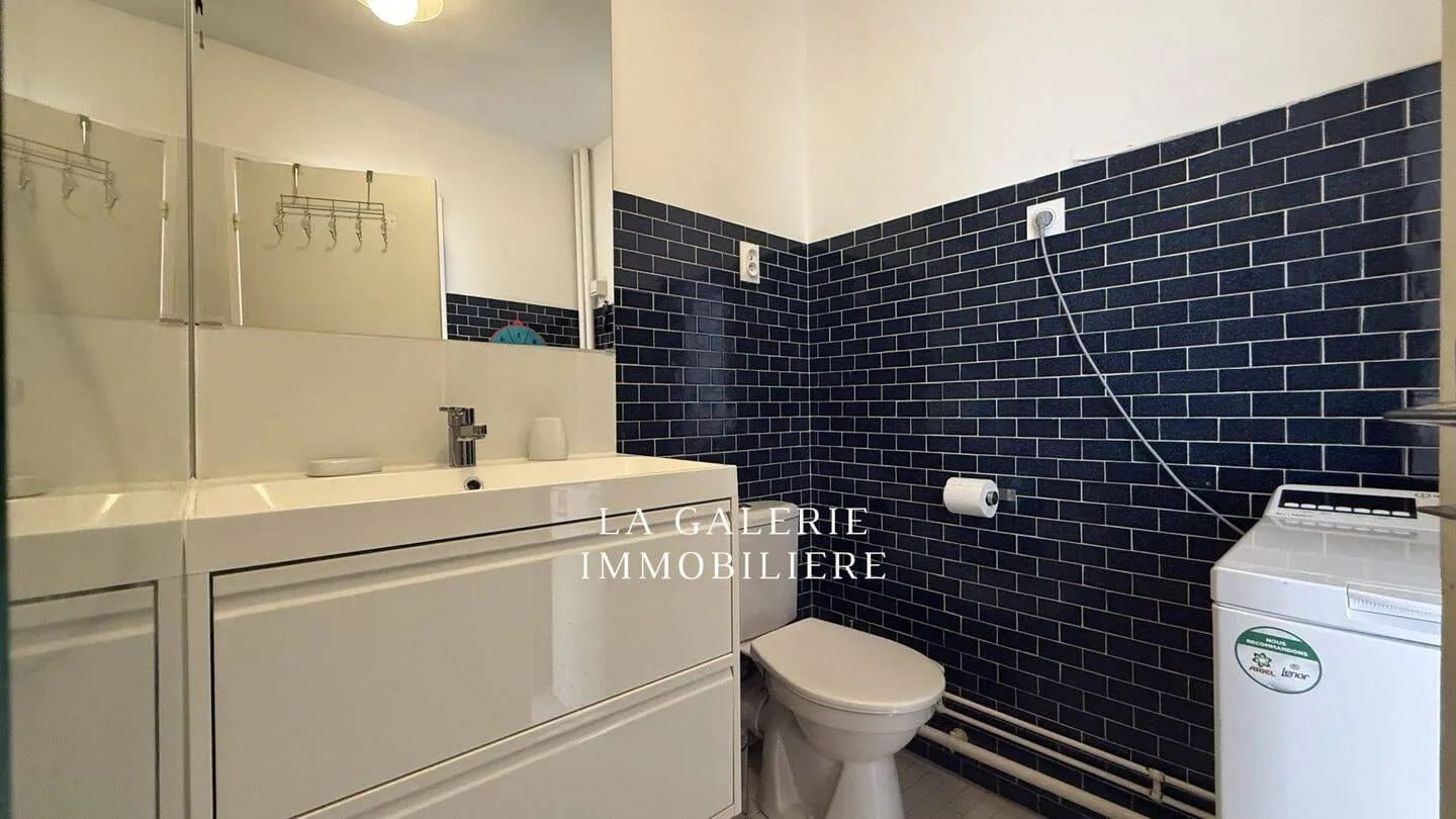 Salle d'eau avec vasque et machine à laver