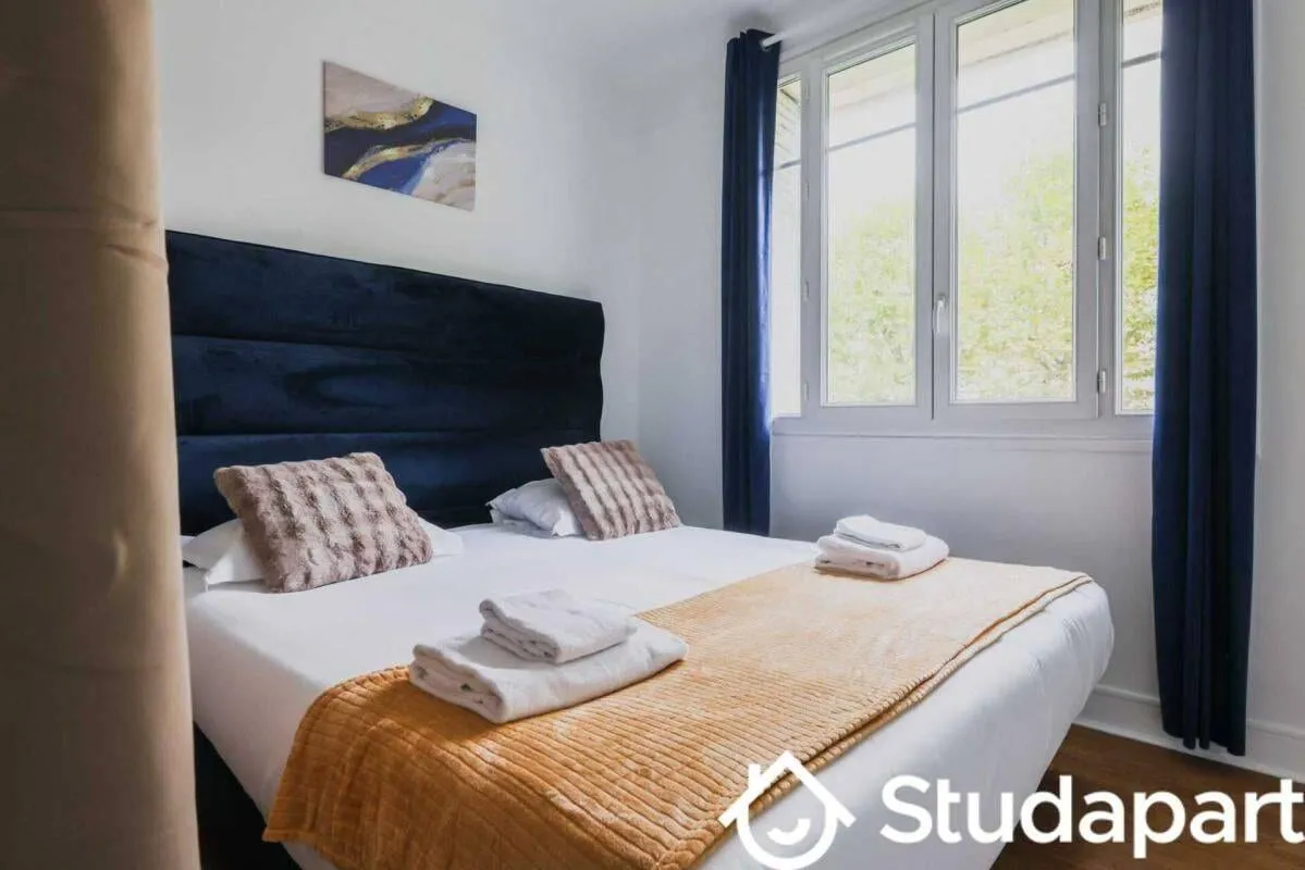 Chambre avec lit double et rideaux