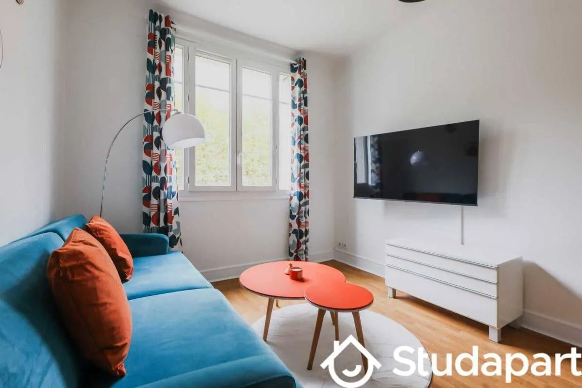 Séjour avec canapé et télévision
