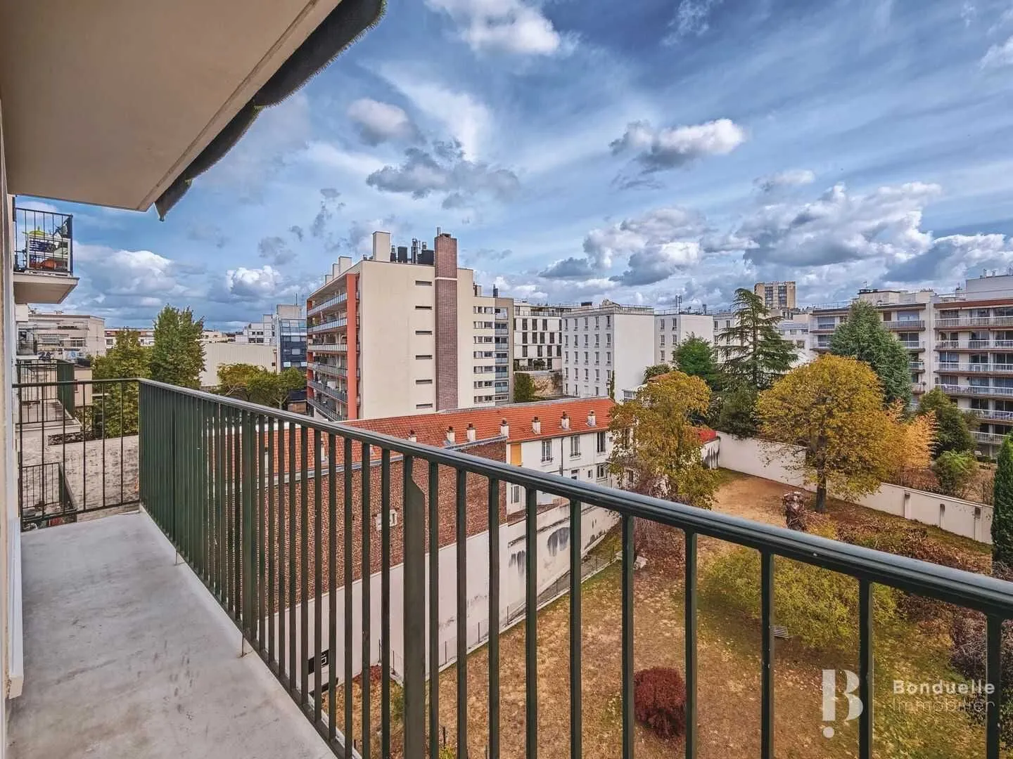 Balcon avec vue dégagée sur le quartier