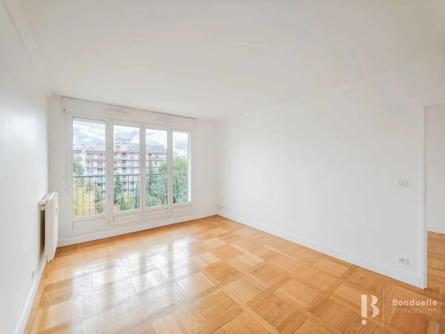 Séjour lumineux avec parquet