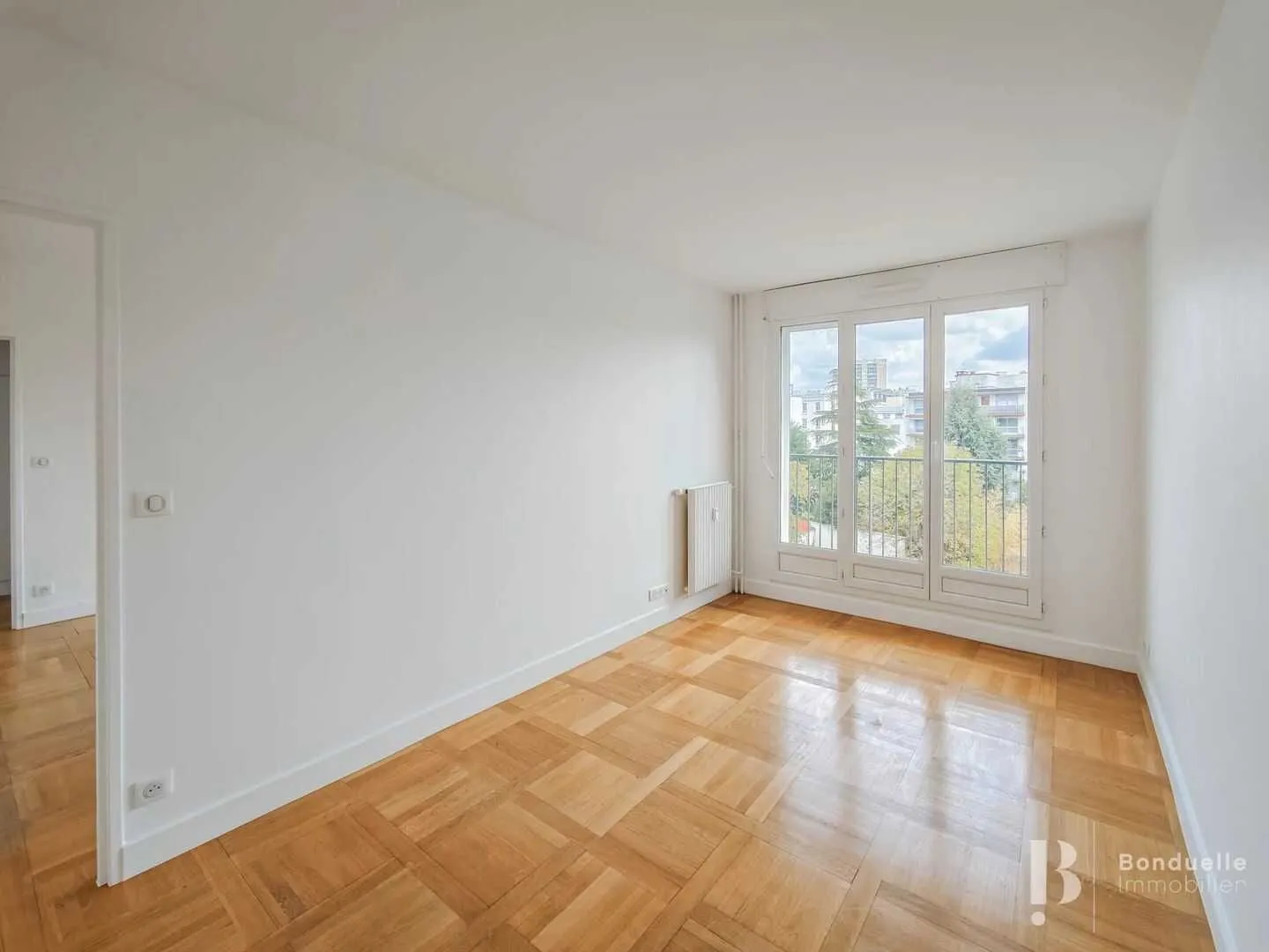 Chambre avec parquet et fenêtre