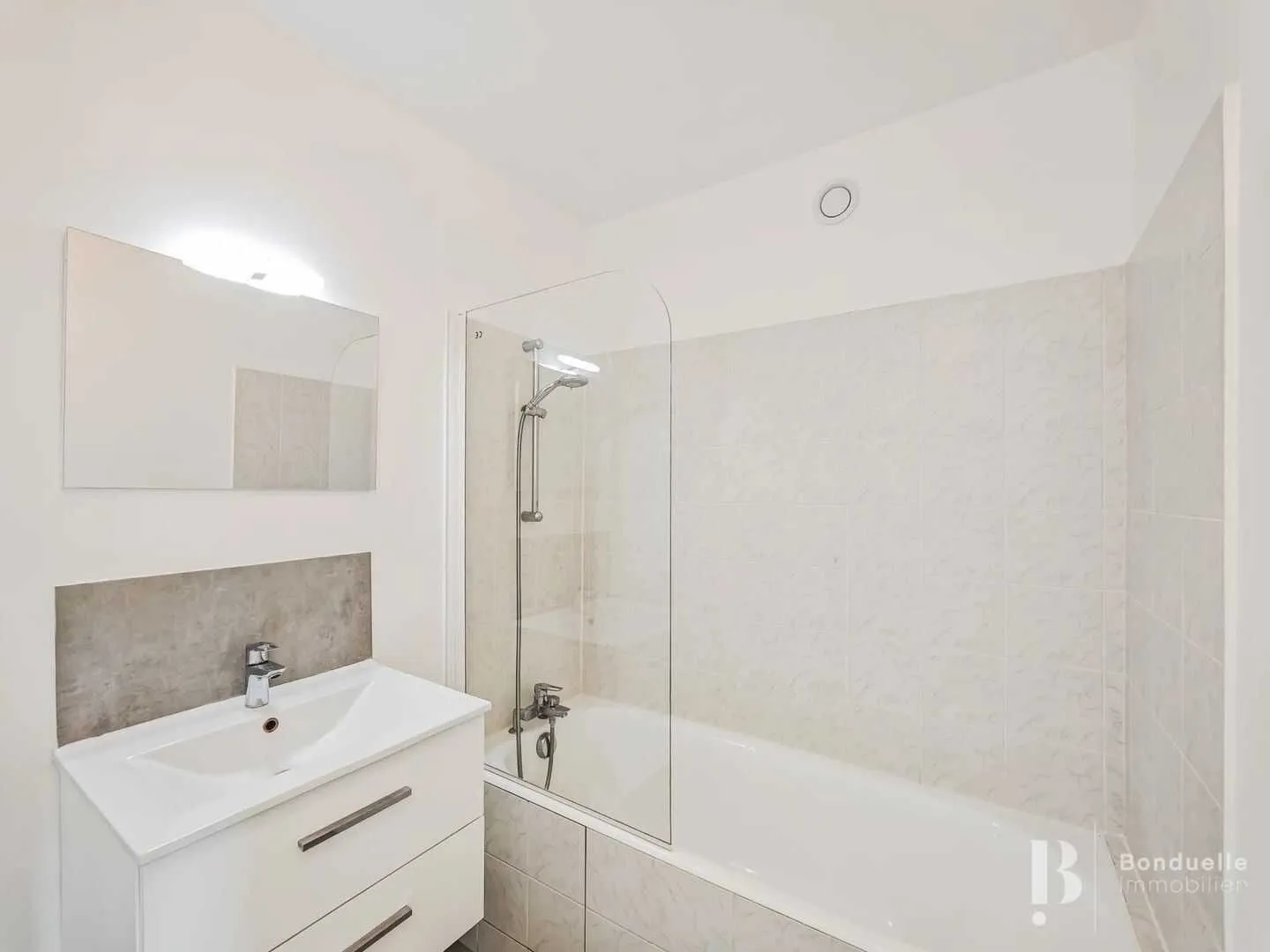 Salle de bains avec vasque et baignoire