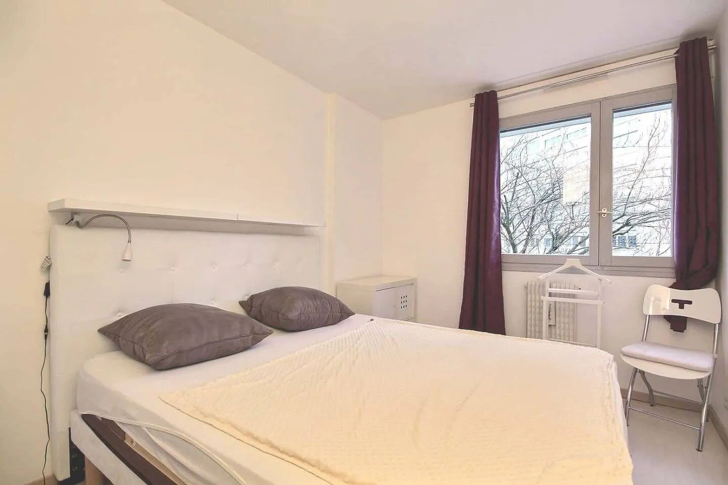 Chambre avec lit double et fenêtre