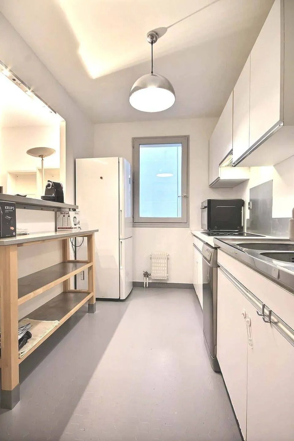 Cuisine avec plan de travail et micro-ondes
