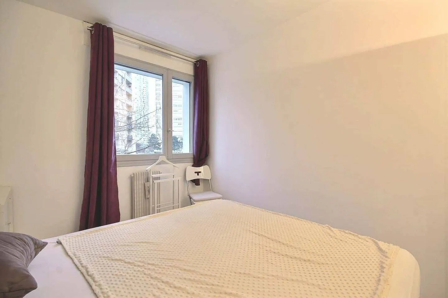 Chambre avec rideaux et lit double