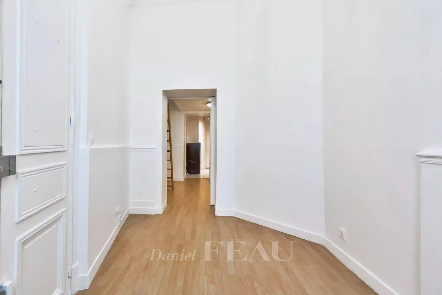 Séjour avec parquet et porte d'entrée