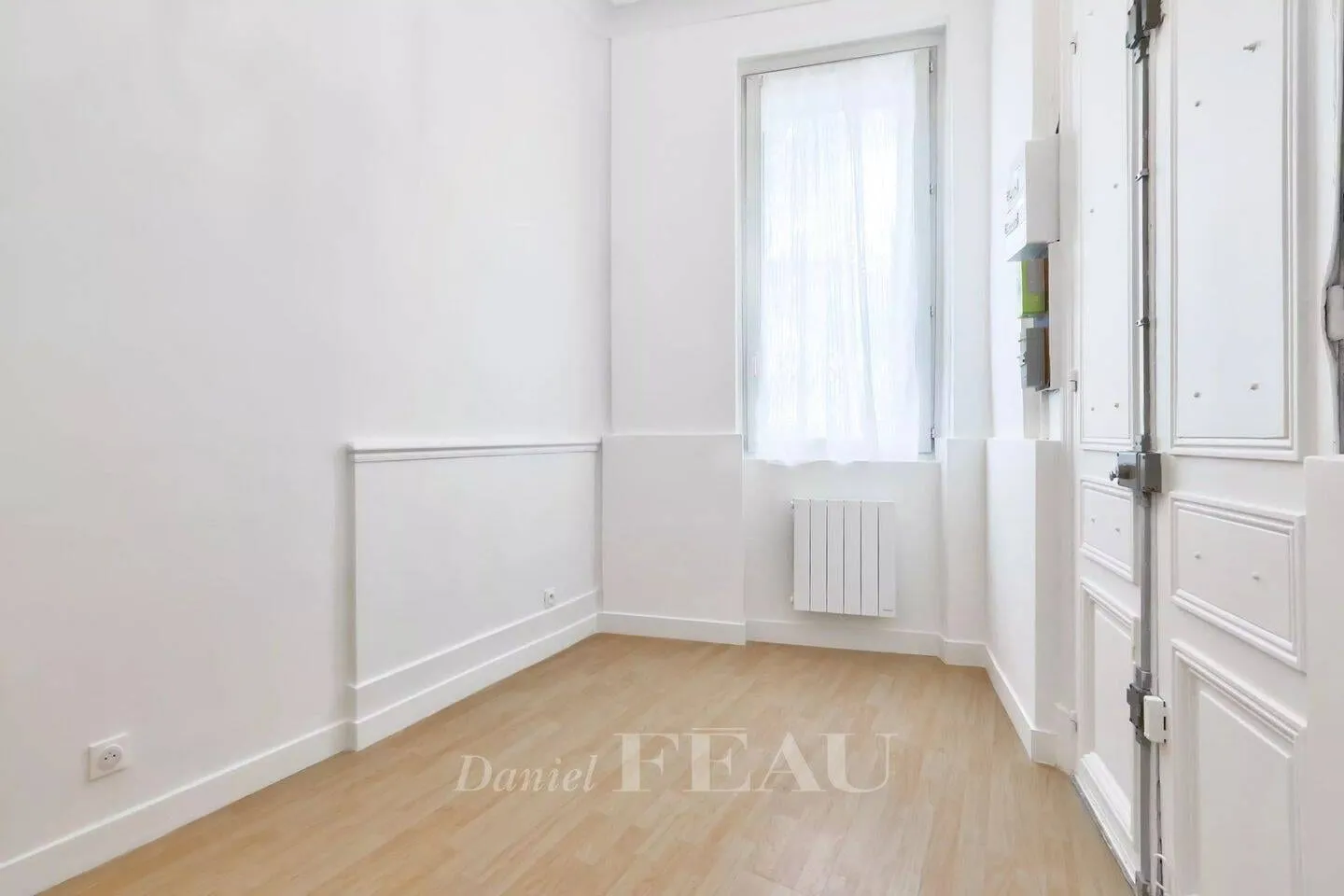Pièce de vie avec fenêtre et radiateur