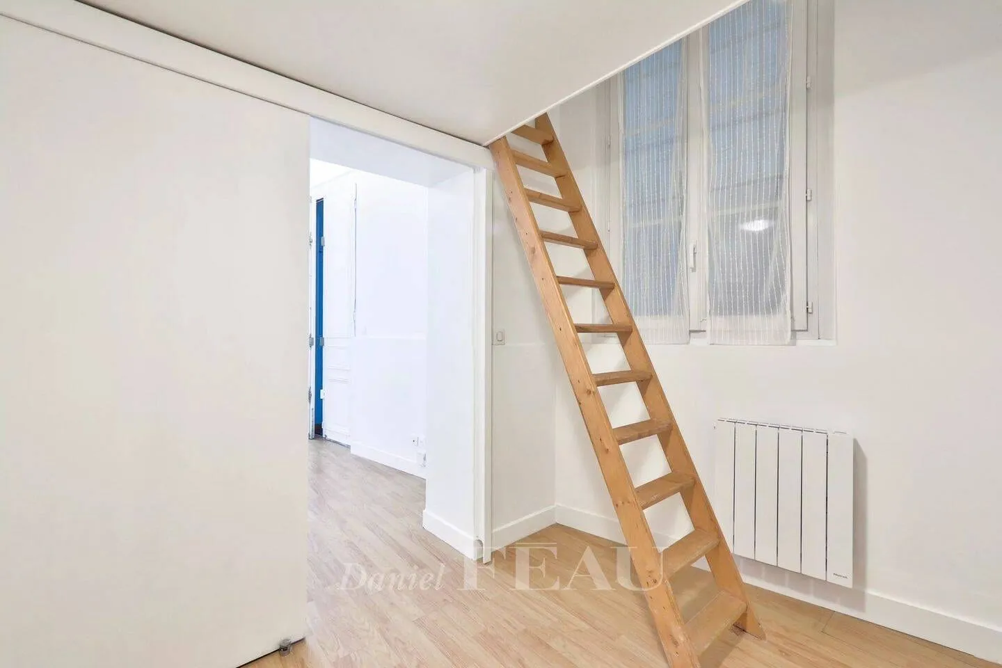 Escalier menant à la mezzanine