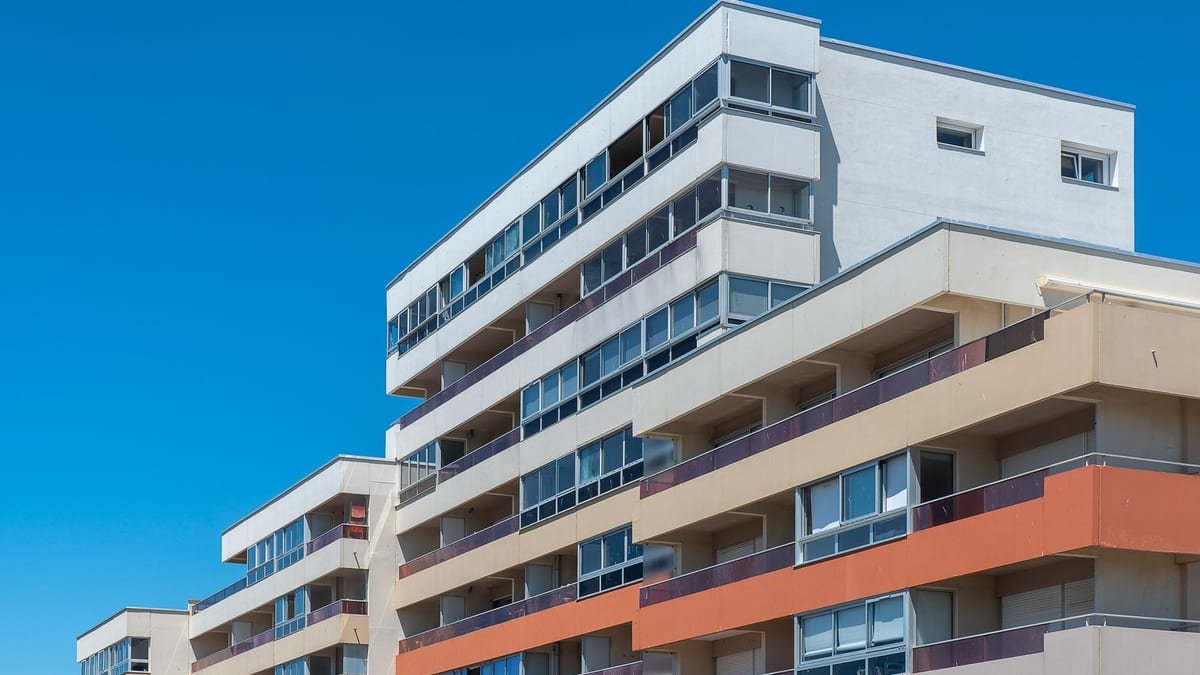 Procès-verbaux d'assemblée générale de copropriété posés sur une table