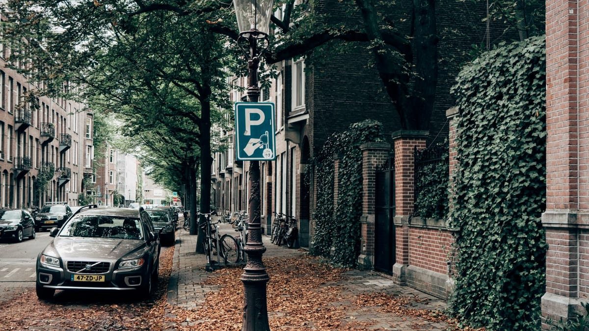 Voiture stationnée devant un immeuble résidentiel