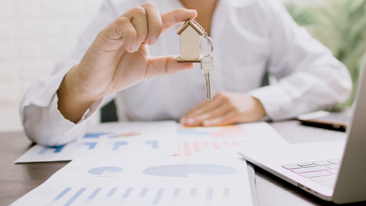 Clés d'appartement posées sur un contrat de location signé