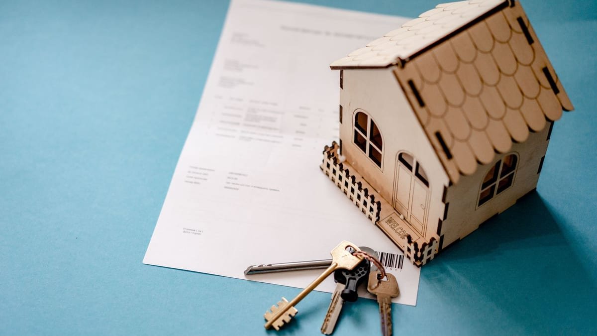 Dossier d'assurance de prêt immobilier ouvert sur un bureau
