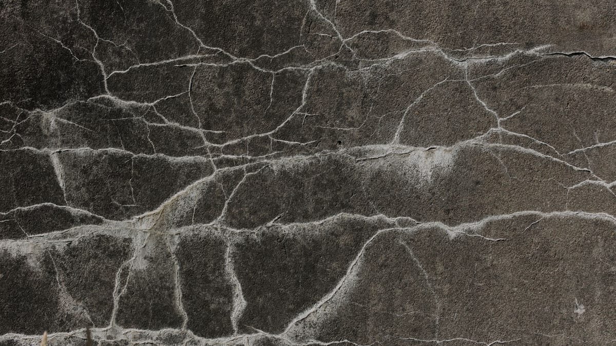 Fissure sur la façade d'une maison due au retrait-gonflement des argiles