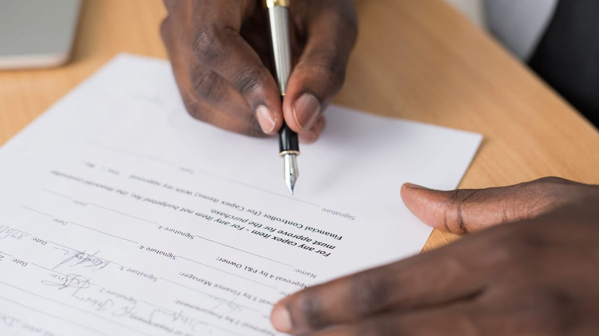 Signature d'un avant-contrat de vente immobilière chez le notaire