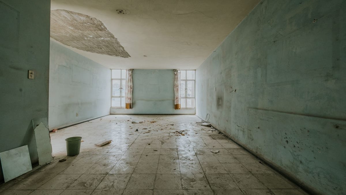 Expert d'assurance constatant des dommages dans un logement