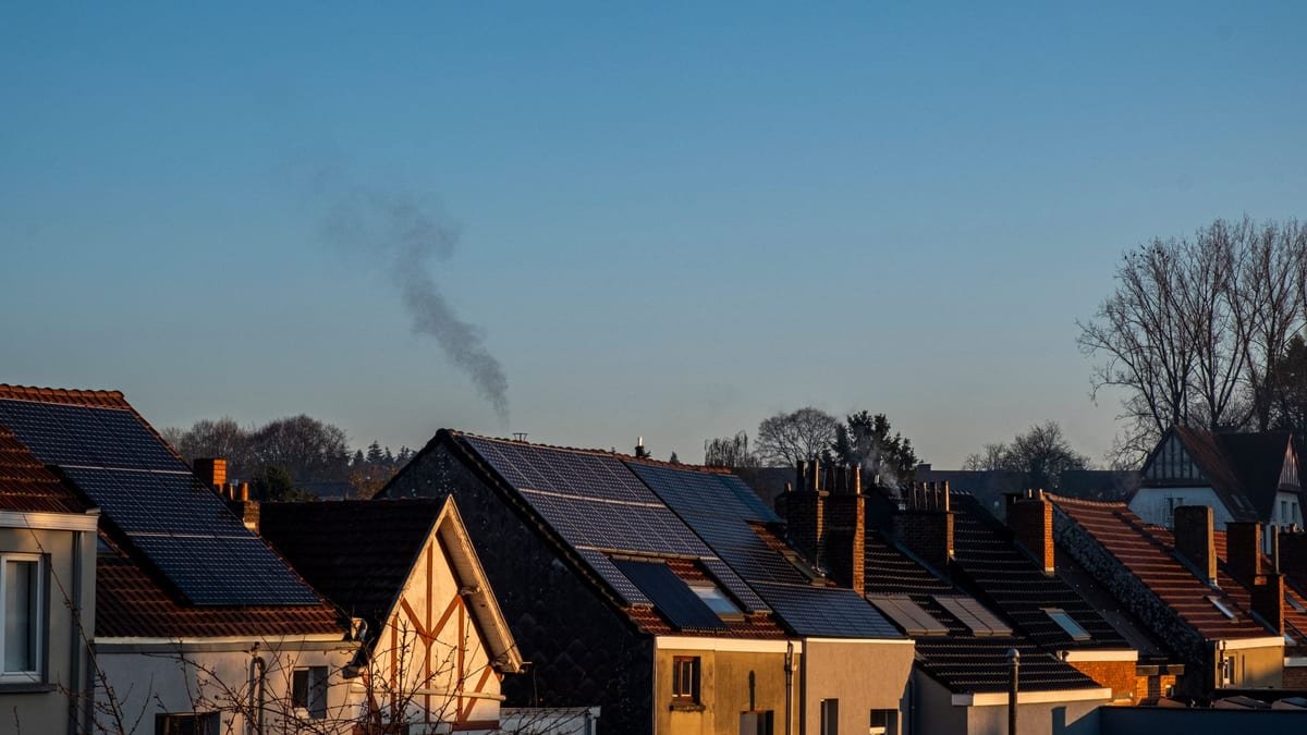 Toitures de maisons équipées de panneaux solaires en fin de journée