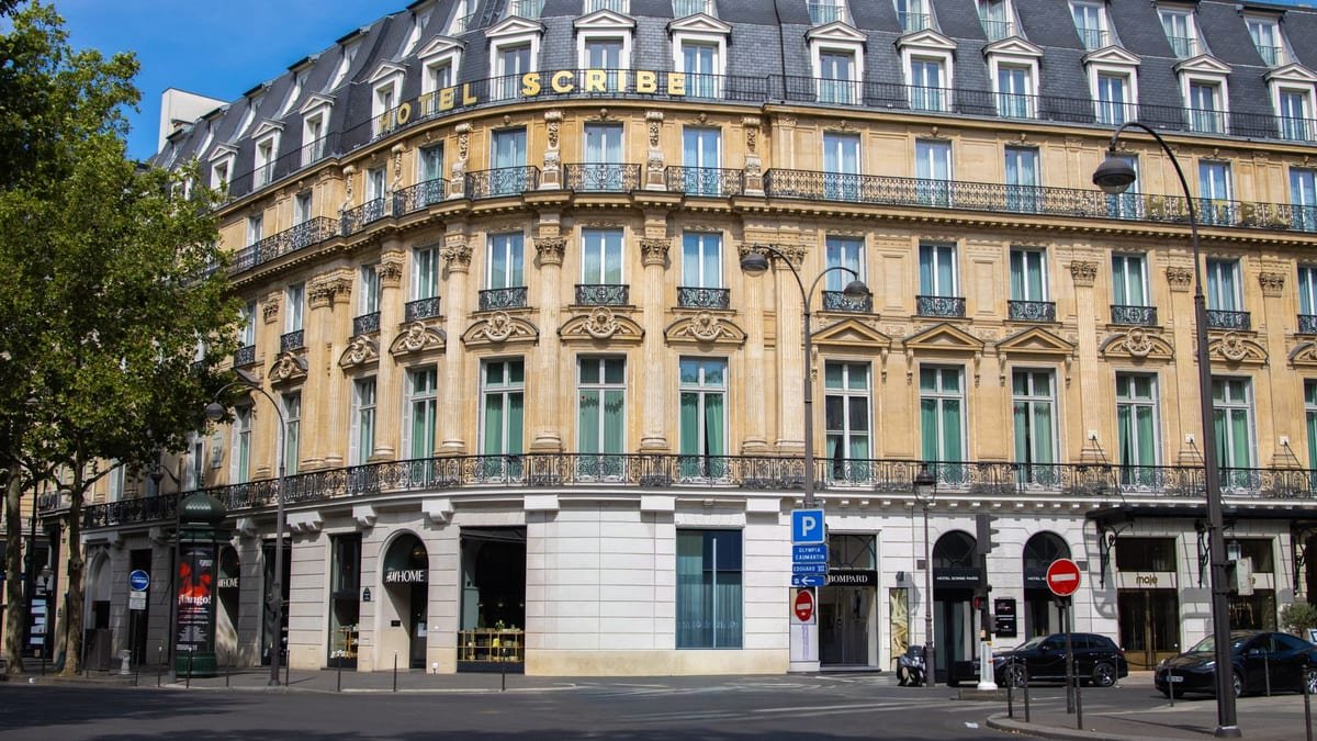 Immeuble haussmannien à l'angle d'une rue parisienne