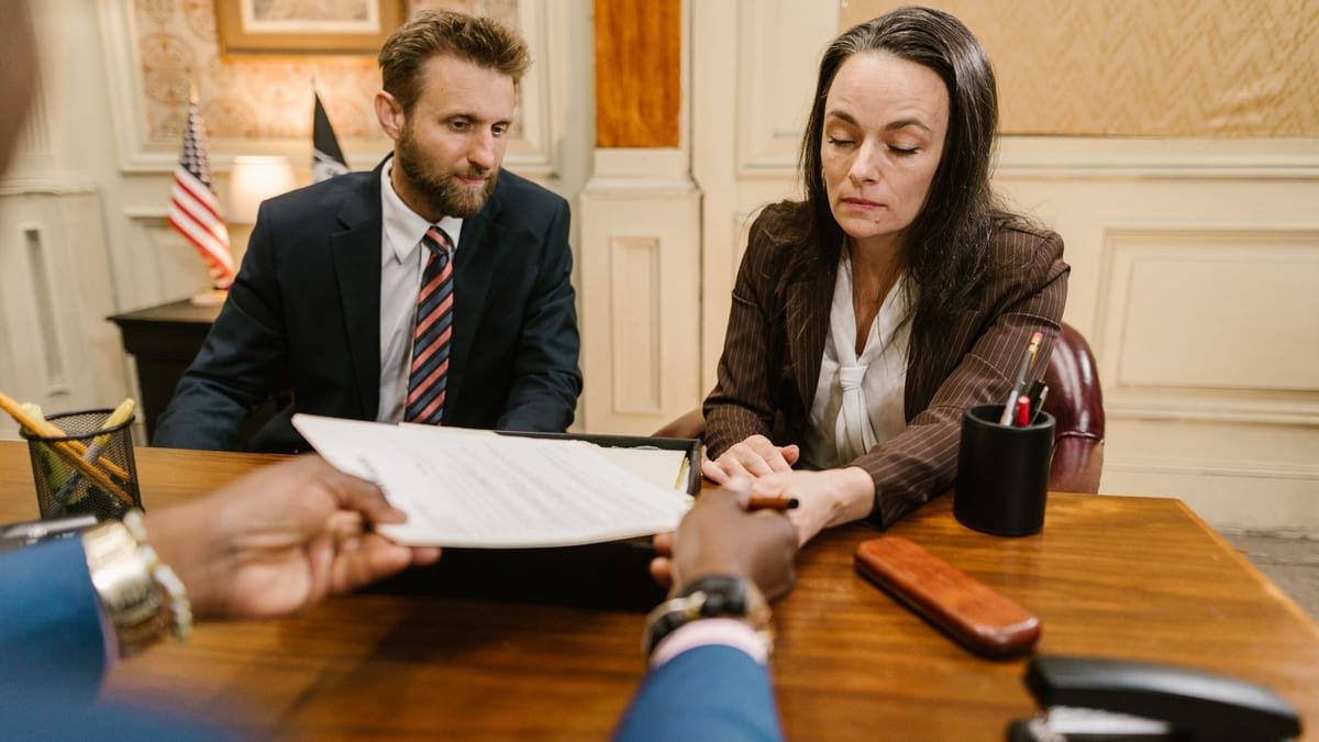 Signature d'un acte de vente autour d'un bureau
