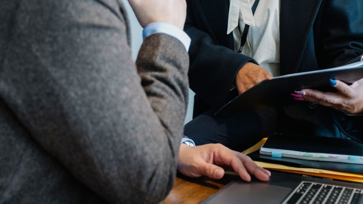 Discussion autour d'une offre d'achat immobilière en agence