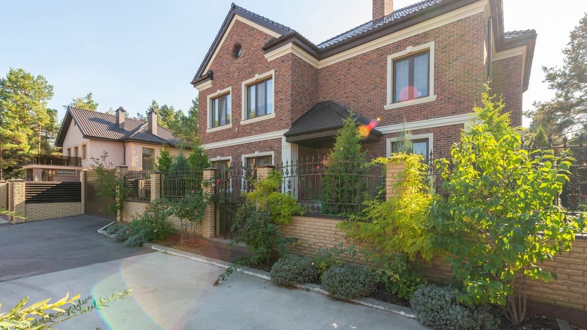 Panneau à vendre devant une maison en cours de revente