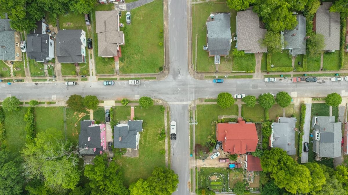 Vue aérienne d'un quartier résidentiel et de ses rues