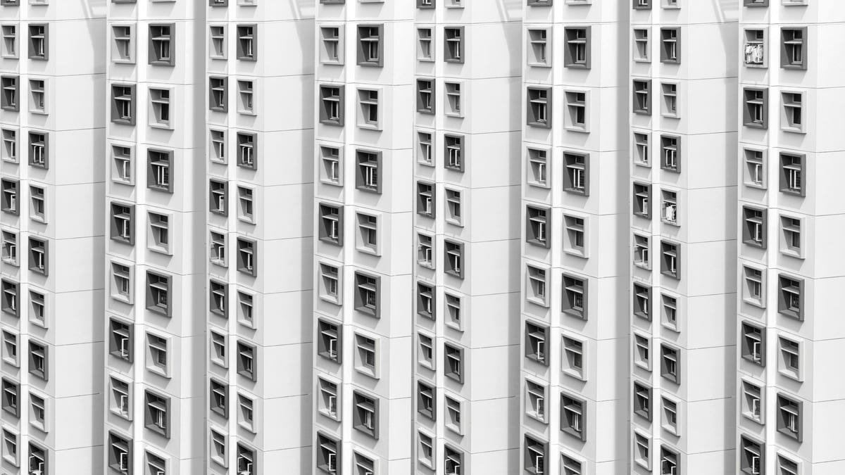 Immeuble d'habitation vu depuis la rue, parties communes et privatives