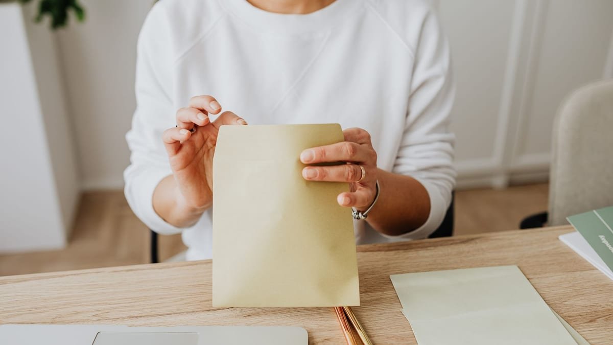 Lettre de refus de prêt immobilier posée sur un compromis de vente