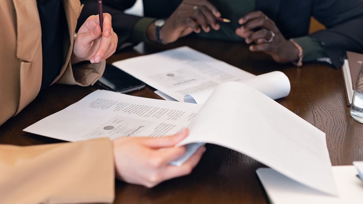 Comparaison de deux offres de prêt immobilier sur un bureau