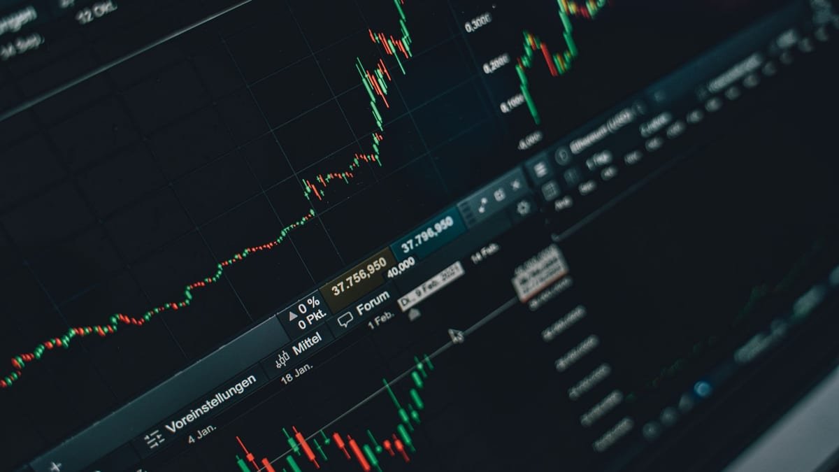 Graphique d'évolution des taux de crédit immobilier sur un écran